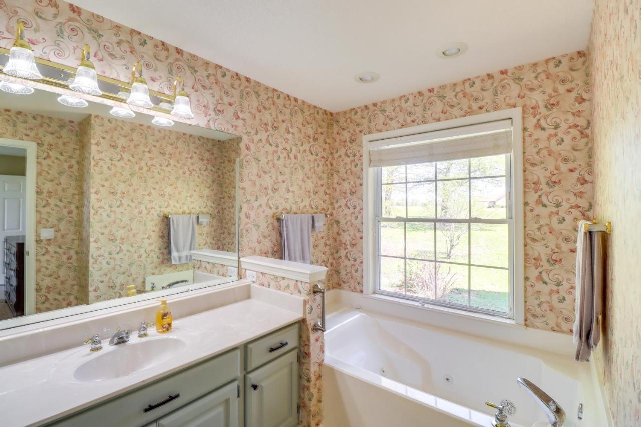 Charming Edgemont Home With Deck And Lake Views! Fairfield Bay ภายนอก รูปภาพ
